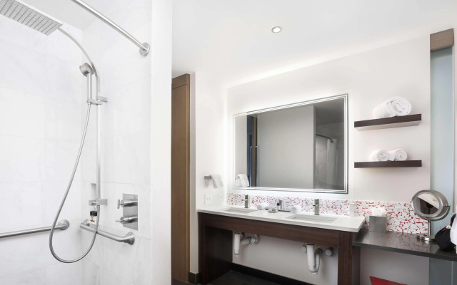 The Art Hotel Denver, Curio Collection by Hilton