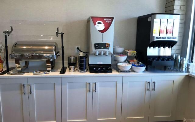 Best Western Plus Yacht Harbor Inn