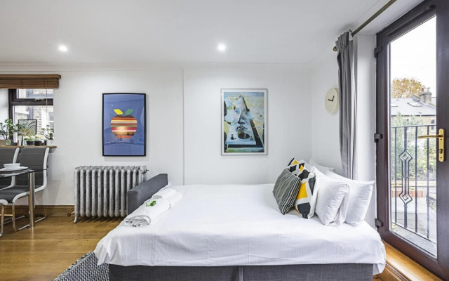 Stunning Light Filled 2 Bed Apartment + Parking Sleeps 7