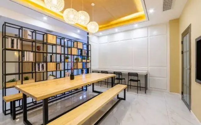 Lanxi Light Luxury Cinema Hotel (Zunyi Ningbo Road Branch)