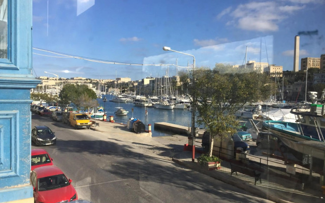 Seafront apartment between Valletta and Sliema