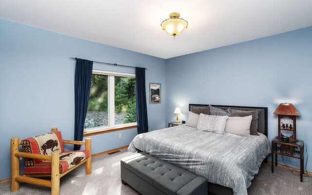 Riffle River Lodge 3 Bedroom Home by NW Comfy Cabins by RedAwning