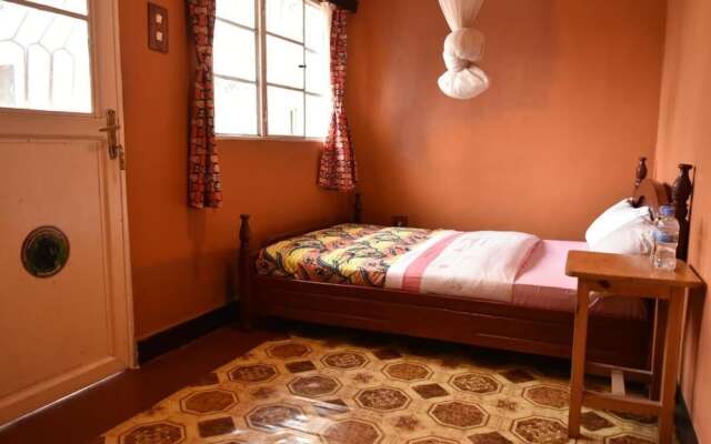 Room in B&B - Amahoro Guest House - Double Room With Private Shower Room