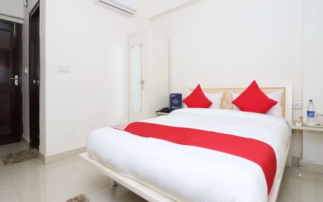 OYO 13406 Hotel Golden Leaf