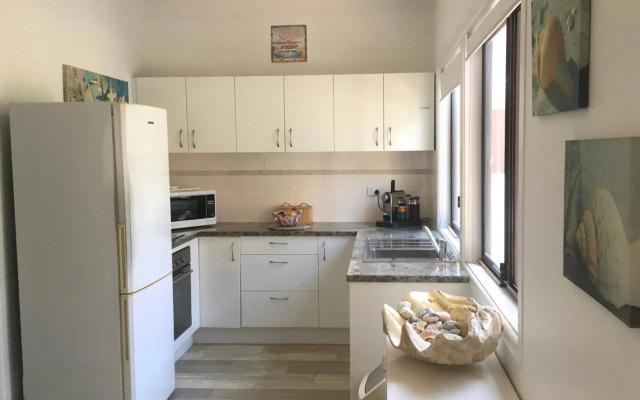 Shellharbour Beach Cottage - walk onto Patrolled beach with flags in summer