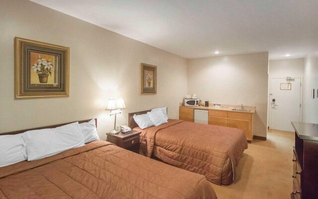 Econo Lodge Inn & Suites