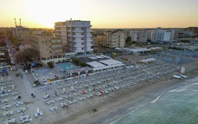 Club Hotel Bikini & Tropicana