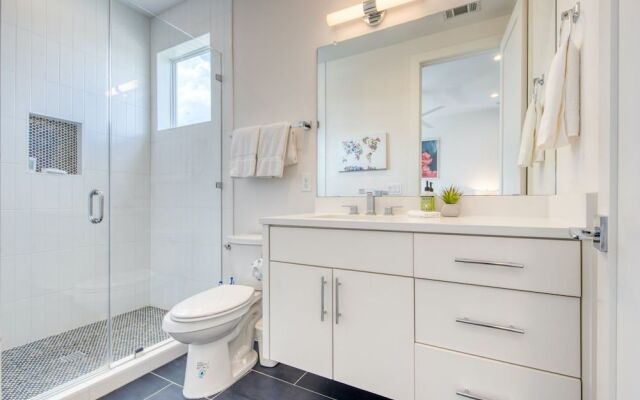 2 Homes in 1! Centrally Located Near Soco