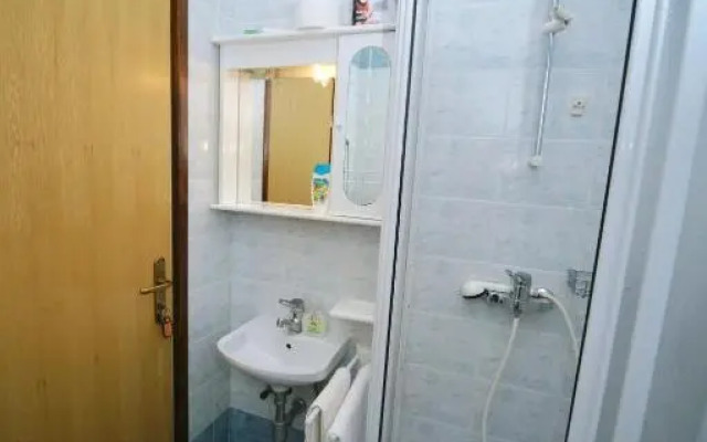 Apartments and Rooms Lago Rupa