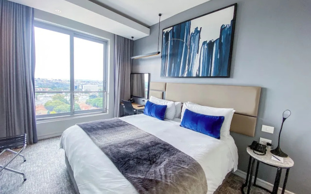Sandtoncity-apartment-sleeps2-pool-parking