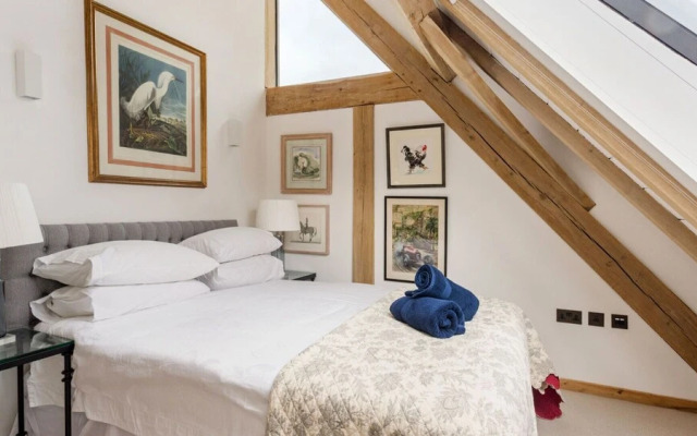 Stunning Lakeside Country Retreat near Cirencester