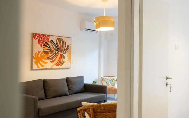 Renovated 2-bedroom Apt Near the Athenian Coast