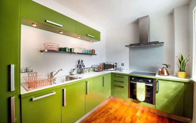 Stylish Central Reading Apartment with Free Parking