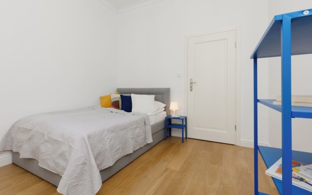 2 Bedroom Apartment Koszykowa by Renters