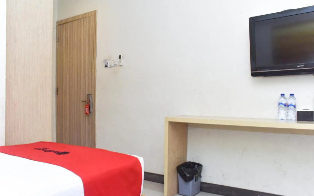 RedDoorz Plus near Sultan Hasanuddin Airport