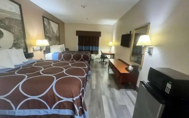 Hotel Piney Woods
