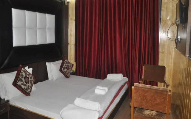 OYO 18872 Hotel Azad