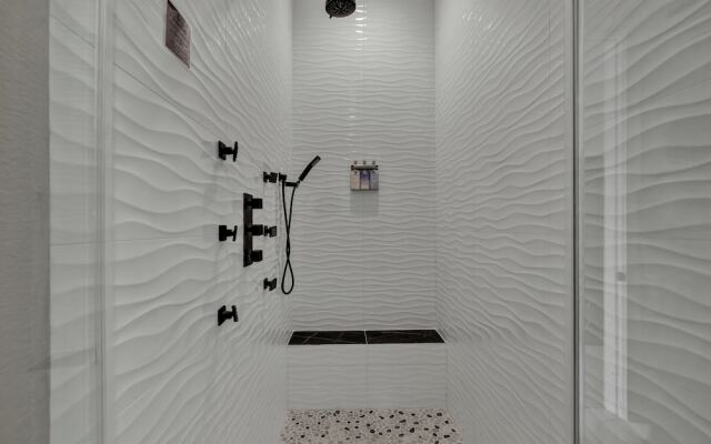 The Bentley Hotel - Elvis Room - Pool View