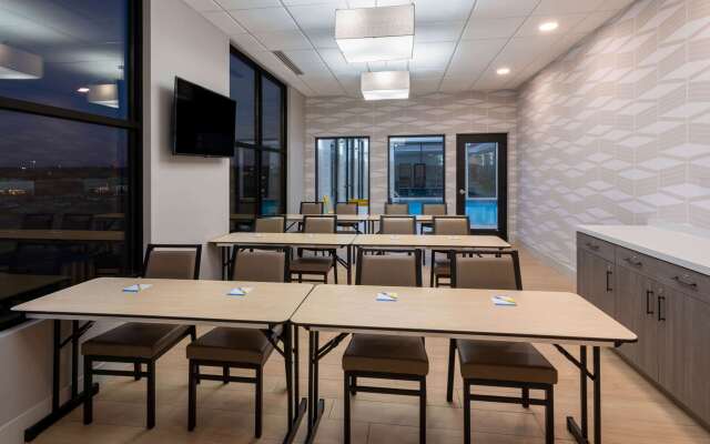 Days Inn & Suites by Wyndham Duluth by the Mall