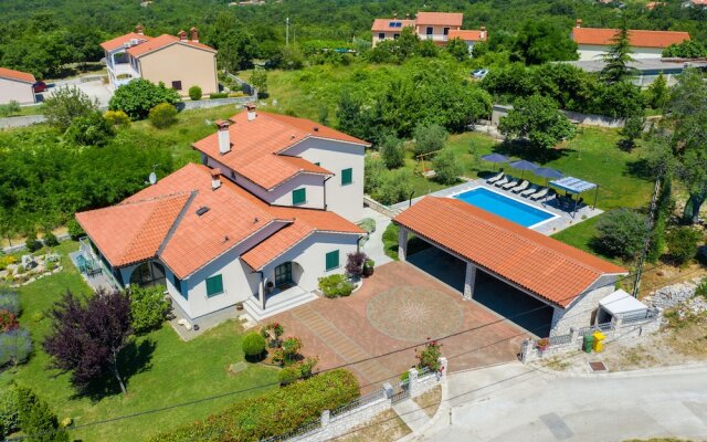 Holiday House OLIVE GROVE with pool and garden