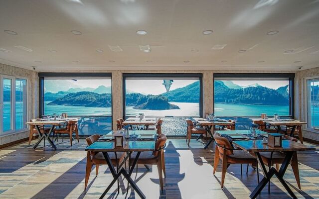 Dolphin Boutique Hotel & Restaurant