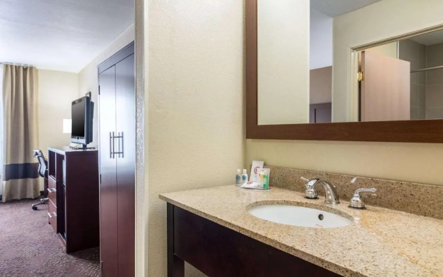 Holiday Inn Exp Stes Hannibal