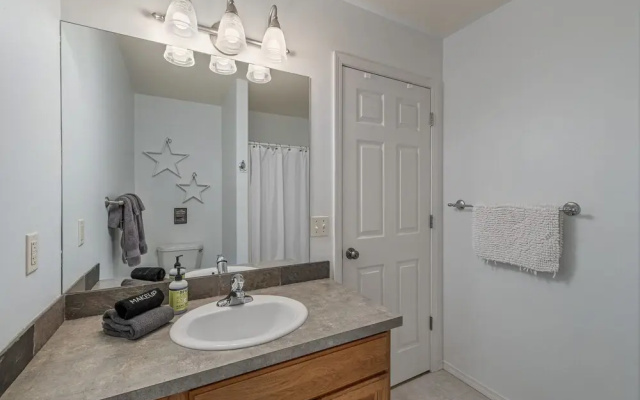 All Seasons Getaway 4 Bedroom Home by NW Comfy Cabins by RedAwning