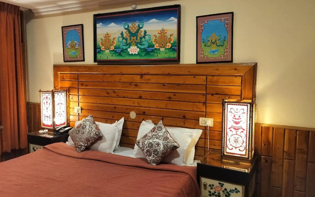 8 Auspicious Him View Hotel