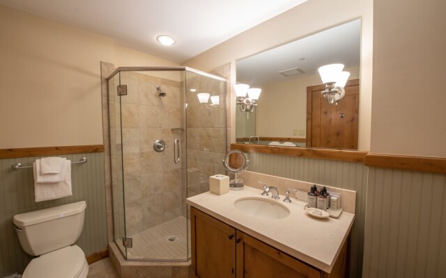 Comfortable 1 Bedroom Slopeside Condo - No Cleaning Fee! by RedAwning