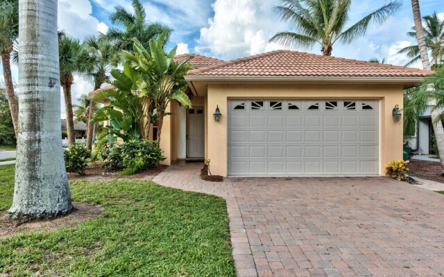 Neapolitan - Newly Renovated 3-BR Luxury Home with Private Pool. Enjoy a Fully Equipped Kitchen and Free Wi-Fi