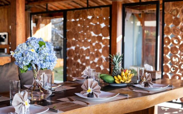 Palatial Wooden Villa, 4br, Lovina