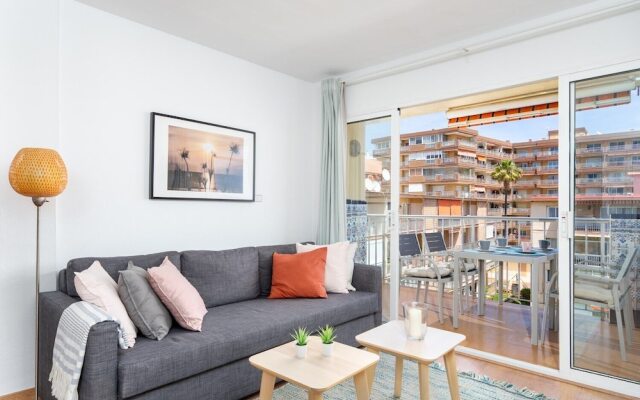 Delightful Apartment on The First Shoreline Ref 141
