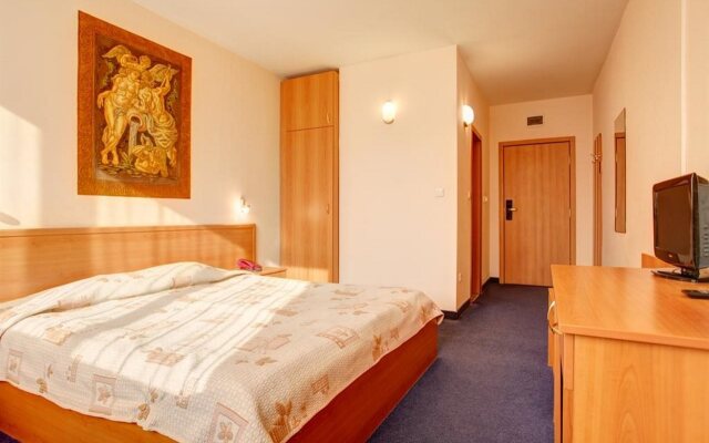 Central Plaza Hotel