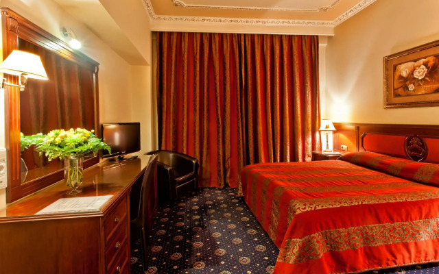Kouros Hotel