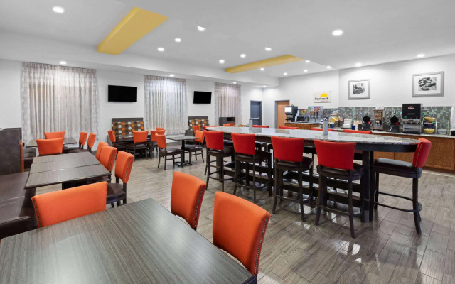 Days Inn & Suites by Wyndham Lubbock Medical Center