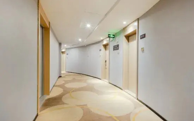 Elong ME Hotel (Liuzhou High-speed Railway Station Liunan Wanda Plaza)