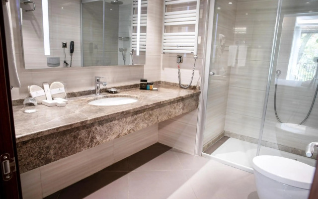 Grand Aras Hotel & Suites