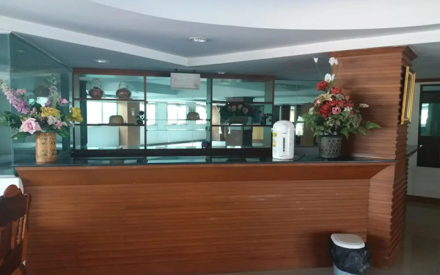 Grand Leo Hotel