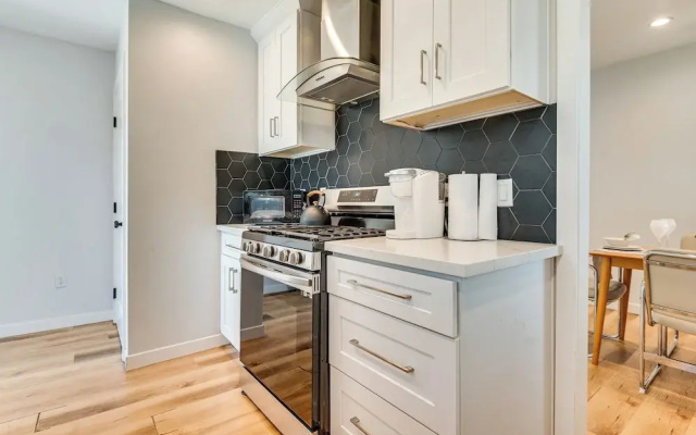 4 Mi to Sofi Stadium, Fenced Yard: Modern Retreat!