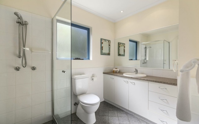 Stunning top floor Sunshine Beach Getaway! Unit 7 Vista Pacific 12 Bryan Street – Bathroom – Sunshine Beach