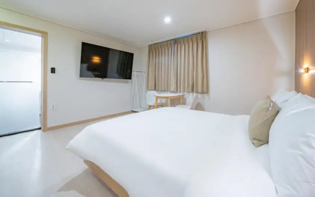 Two H Hotel