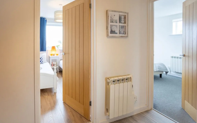 Stunning 2 bed Seaside Apartment With Sea Views