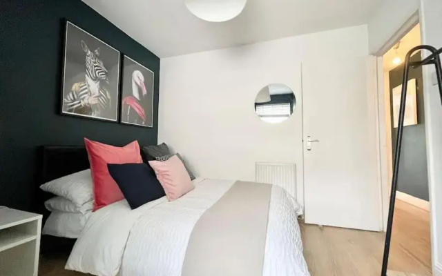 *New* Beautiful 2 Bedroom House in Central Location