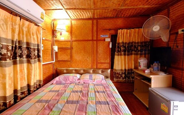 Baanpakrimklong Sukhamon Homestay & Resort