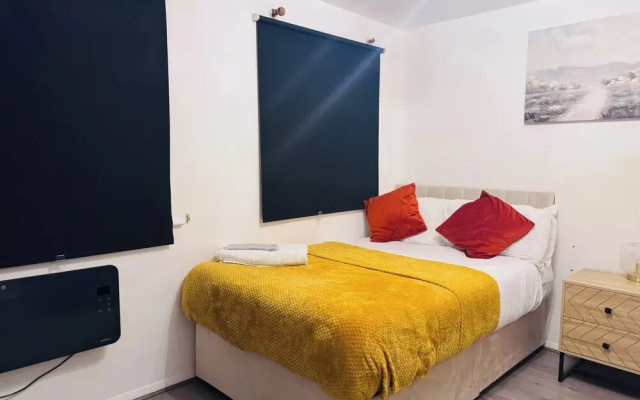 Stylish 1 Bed Flat Lakeside Shopping Mall