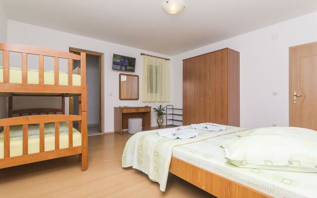Apartment Sonja - 100 m from sea: A2 Brela, Riviera Makarska