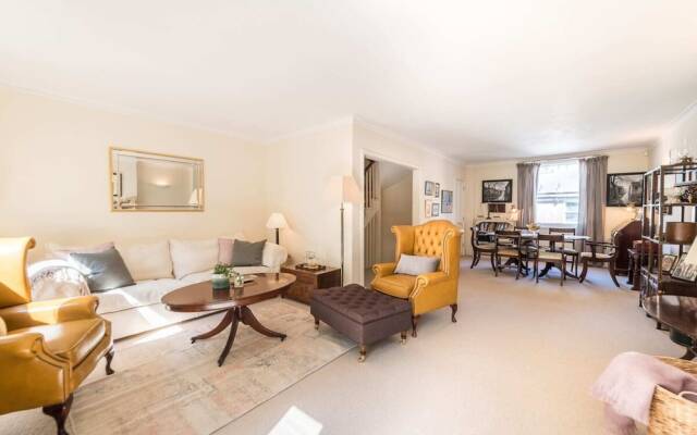 Elegant 3 Bedroom Home Located in South Kensington