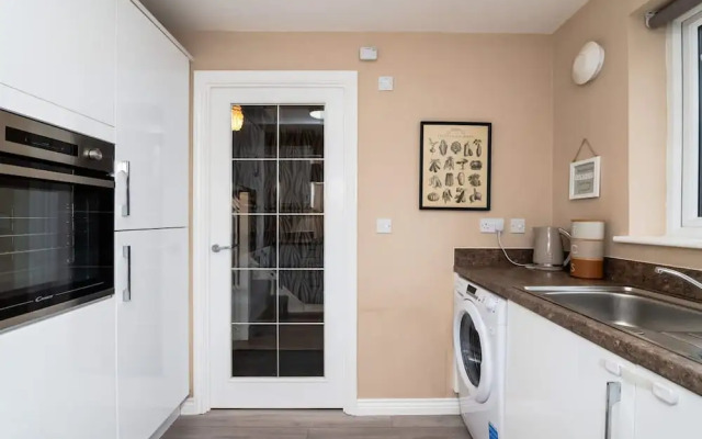 3 Bedroom House-private Parking