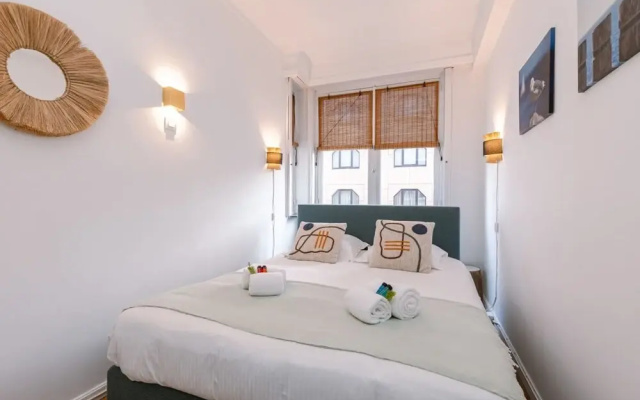 Comfy 1-bedroom Apartment With Side Seaview