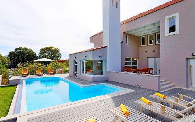 Villa in Zupa With Infinity Pool & Biokovo Views
